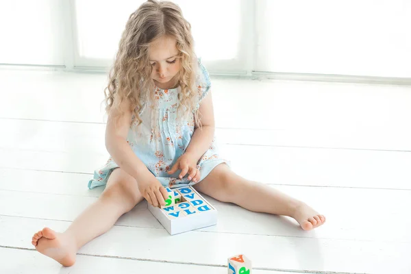 Linda Niña Jugando Con Cubos Abc Interior — Foto de Stock