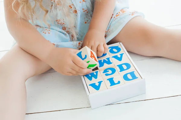 Menina Irreconhecível Brincando Com Cubos Abc Dentro Casa — Fotografia de Stock
