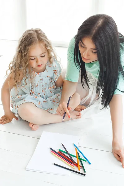 Menina Bonito Sua Mãe Desenhando Quadro Juntos Dentro Casa — Fotografia de Stock