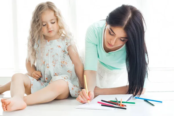 Милая Маленькая Девочка Мать Рисуют Картину Вместе Помещении — стоковое фото