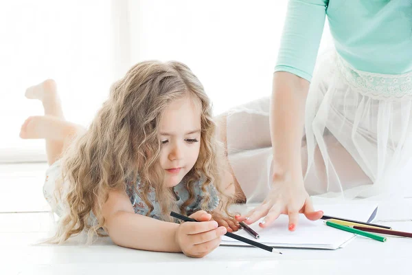 可爱的小女孩和她的母亲一起画在室内的图片 — 图库照片