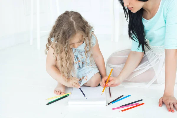 Милая Маленькая Девочка Мать Рисуют Картину Вместе Помещении — стоковое фото