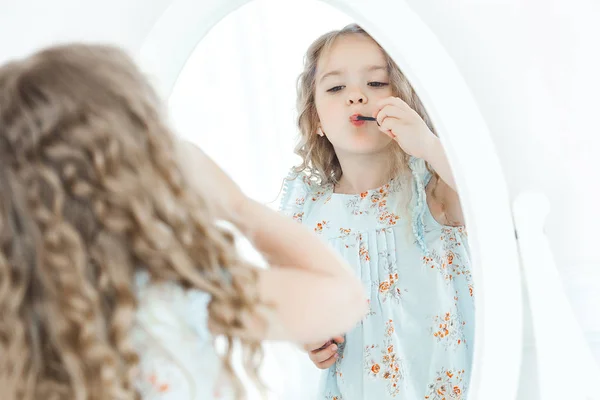Sevimli Küçük Kız Makyaj Yapma — Stok fotoğraf