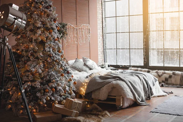 Noel tasarım yatak odası. Hala Sunni Noel ağacının odasında