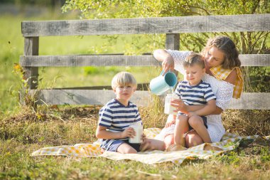 Genç güzel anne çocuklarıyla piknik yapıyor.. 