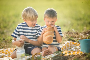 Süt içme ve ekmek yemek şirin çocuk