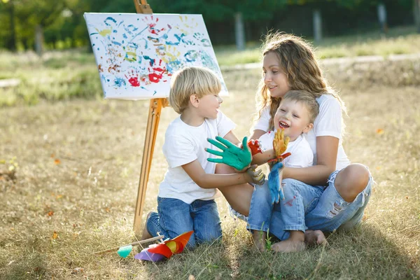 Família Feliz Jovem Mãe Bonita Divertindo Com Seus Filhos Livre — Fotografia de Stock