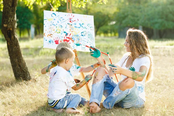 幸福的家庭 年轻漂亮的母亲有乐趣与她的孩子在户外 家庭绘画 — 图库照片
