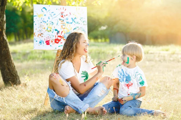 Молодая Мать Ребенок Рисуют Друг Друга Счастливая Семья Открытом Воздухе — стоковое фото