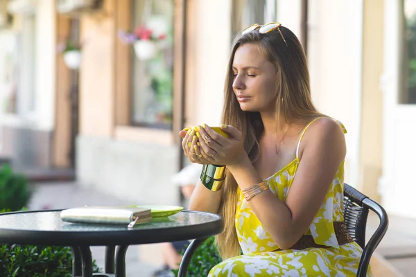 Retrato Una Joven Atractiva Sentada Cafetería Con Una Taza Café — Foto de Stock