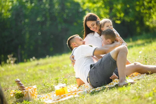 Szczęśliwa Rodzina Piknik Parku — Zdjęcie stockowe