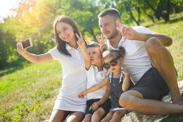 Famille Joyeuse Faisant Selfie Extérieur — Photo