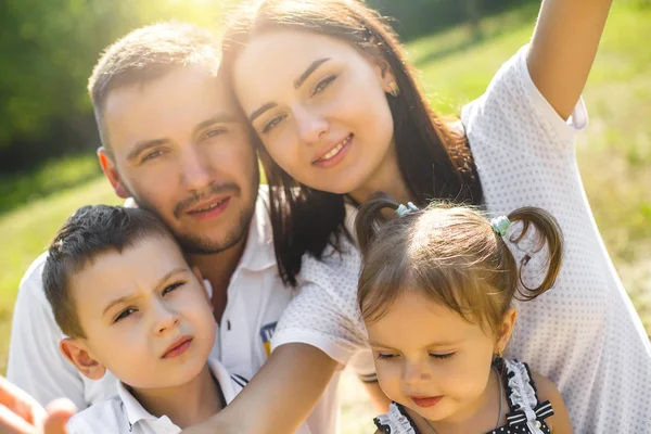 Famille Joyeuse Faisant Selfie Extérieur — Photo