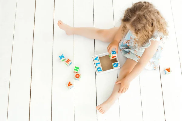 Menina Bonito Brincando Com Cubos Abc Criança Estudando Fundo Neutro — Fotografia de Stock