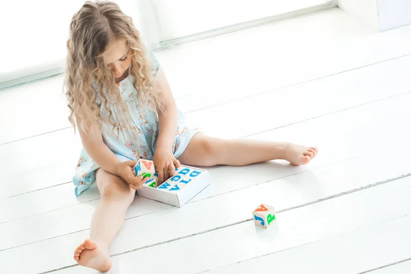 Aranyos Kislány Abc Kocka Játék Gyermek Tanul Semleges Háttér — Stock Fotó
