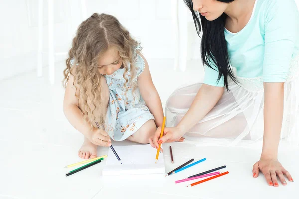 Genç Anne Küçük Kızı Birlikte Oynama Renkli Kalemler Ile Aile — Stok fotoğraf