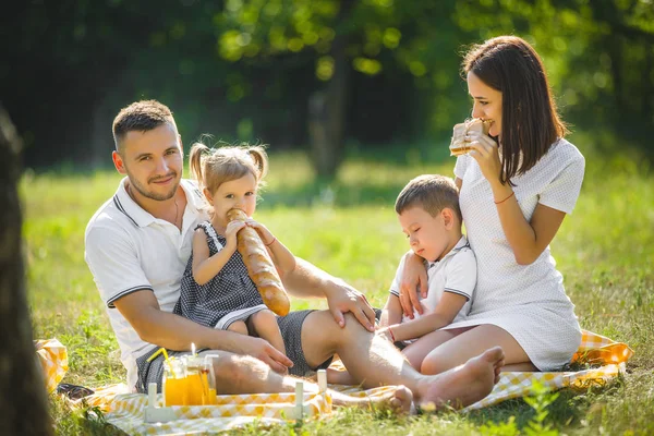 Веселая Семья Устраивает Пикник Родители Ужинают Своими Детьми Открытом Воздухе — стоковое фото