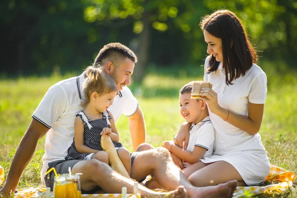 Vrolijke Familie Hebben Picnic Ouders Eten Met Hun Kinderen Buitenshuis — Stockfoto