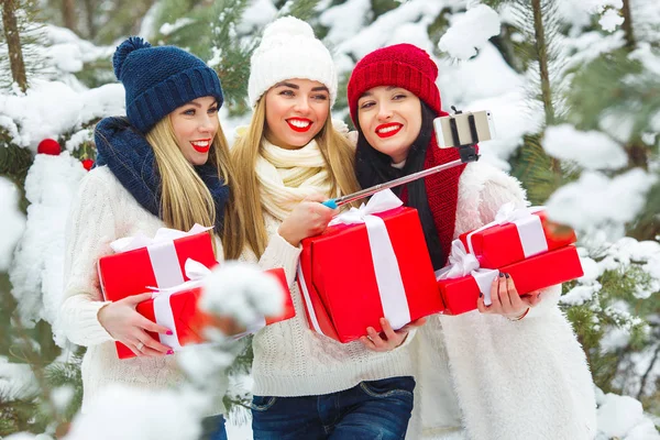 Gruppo Giovani Ragazze Makin Selfie Con Regali Natale All Aperto — Foto Stock