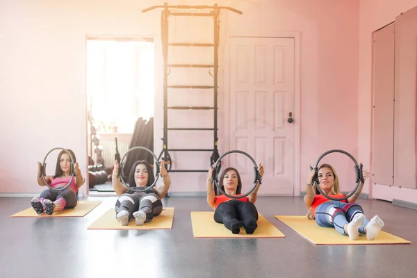 Grupo Jóvenes Mujeres Alegres Haciendo Ejercicios Pilates Con Anillos Fitness — Foto de Stock