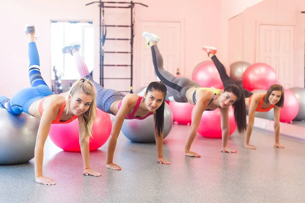 Jóvenes Haciendo Ejercicio Gimnasio — Foto de Stock