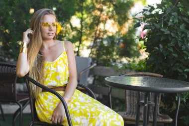 Genç çekici kadın kafeteryada