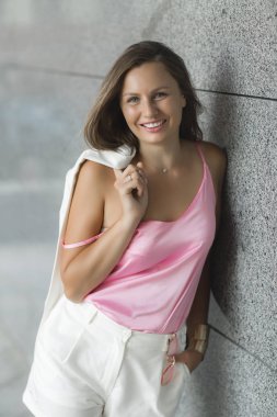 Açık havada beyaz takım giyen genç çekici kadın portresi kapatın. Şık Bayan casual ceketli