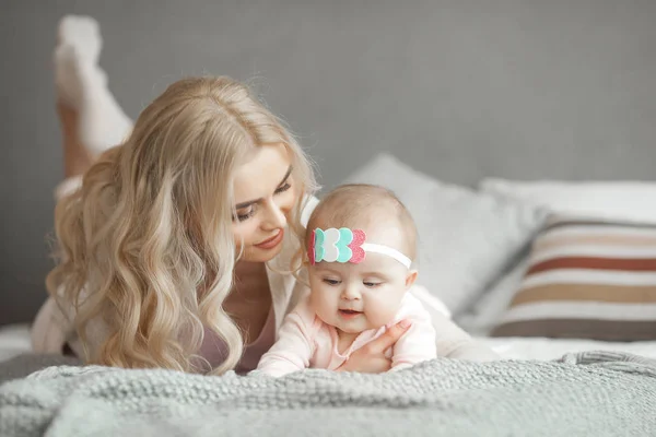 Jovem Mãe Cuidando Sua Filhinha Bela Mãe Sua Filha Dentro — Fotografia de Stock