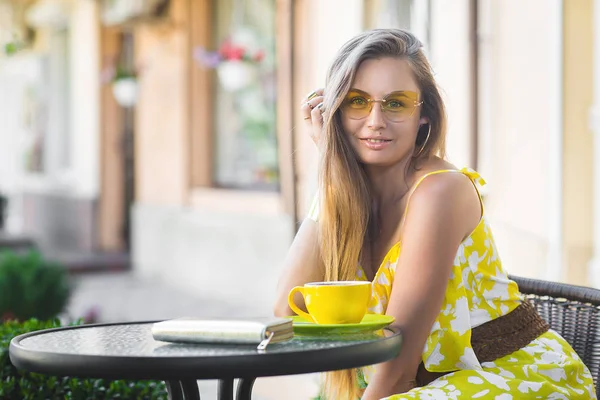 Giovane Donna Attraente Alla Caffetteria — Foto Stock