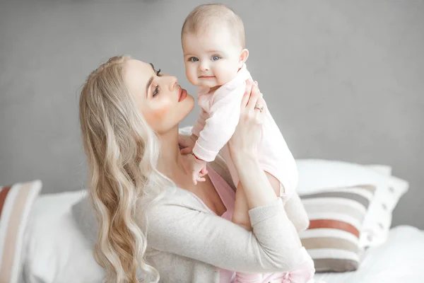 Jovem Mãe Cuidando Sua Filhinha Bela Mãe Sua Filha Dentro — Fotografia de Stock