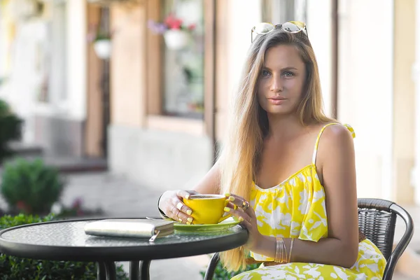 Young Attractive Woman Cafeteria — Stock Photo, Image