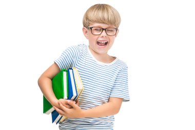 Sevimli küçük çocuk kitapları ve defter izole beyaz arka plan üzerinde. Çok güzel çocuk okuma. Öğrenci studio vurdu. Gözlük takan çocuk.