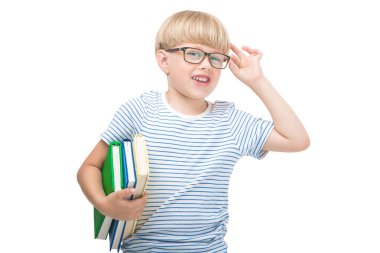 Sevimli küçük çocuk kitapları izole beyaz arka plan ile. Mutlu okul çocuğu holding Notebook. 6 yaşında öğrenci Studio.