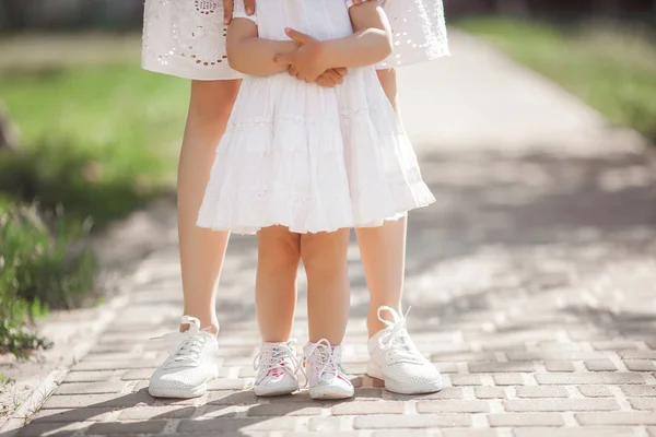 Los Primeros Pasos Del Bebé Niño Tratando Caminar Madre Adorable — Foto de Stock