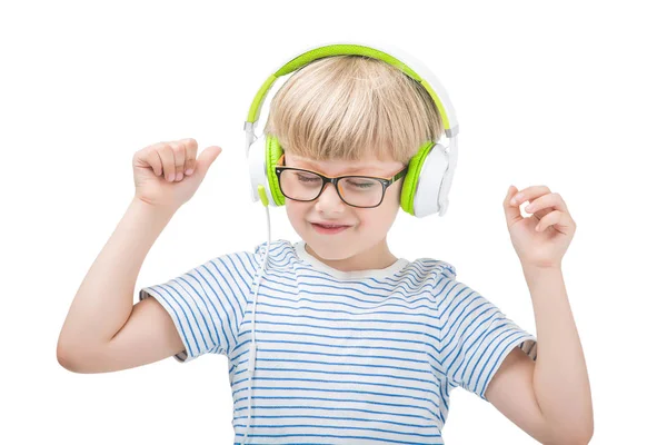 イヤホンで音楽を聴き白人のかわいい子に分離されました ヘッドフォンで白い背景の上の少年 — ストック写真