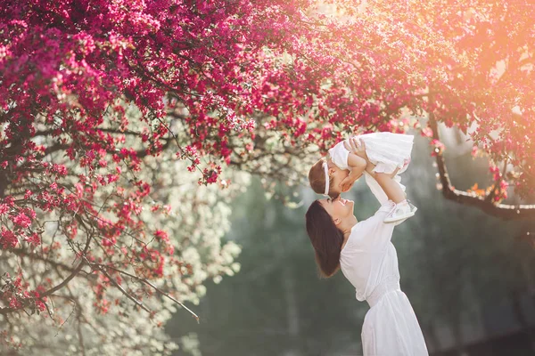 Jeune Belle Mère Marchant Avec Petite Fille Mignonne Plein Air — Photo