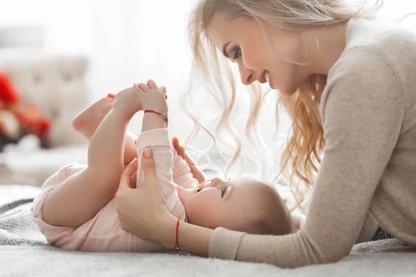Madre Joven Con Pequeño Bebé Interior Mamá Besando Hija Meses — Foto de Stock