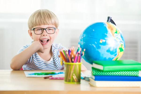 Мила Дитина Вчиться Вдома Маленький Хлопчик Глобусом Книгами Приміщенні Чарівні — стокове фото