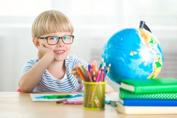 Bonito Estudo Infantil Casa Menino Com Globo Livros Dentro Casa — Fotografia de Stock