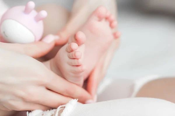 Pieds Bébé Gros Plan Les Mains Mère Tenant Pied Enfant — Photo