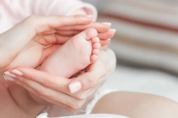 Pieds Bébé Gros Plan Les Mains Mère Tenant Pied Enfant — Photo