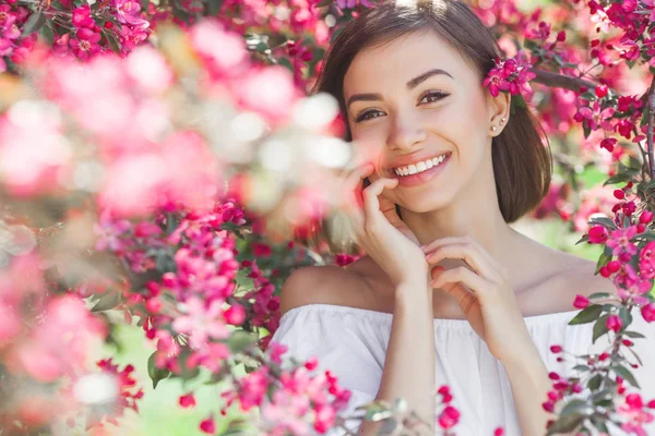 Mükemmel Pürüzsüz Bir Cilt Ile Genç Güzel Kadın Portresi Kapatın — Stok fotoğraf