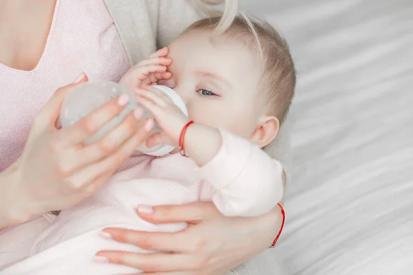 Jeune Mère Nourrissant Petite Fille Mignonne Avec Biberon Préparation Pour — Photo