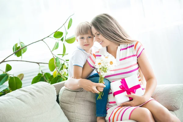 Moeder Haar Kindje Omarmen Gelukkige Familie Moeder Haar Schattige Zoon — Stockfoto