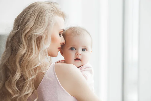 Jovem Mãe Bonita Com Seu Bebê Casa Mãe Filha Dentro — Fotografia de Stock