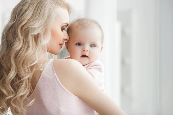 Young Pretty Mother Her Little Baby Home Mom Daughter Indoors — Stock Photo, Image
