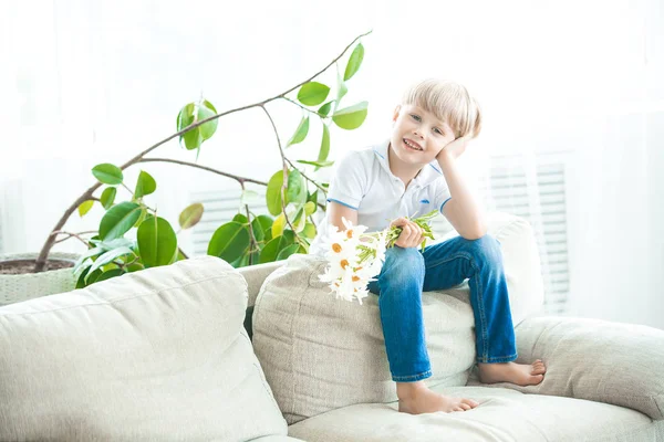 Lindo Niño Sosteniendo Flores Chico Con Manzanilla Adorable Niño Felicita — Foto de Stock