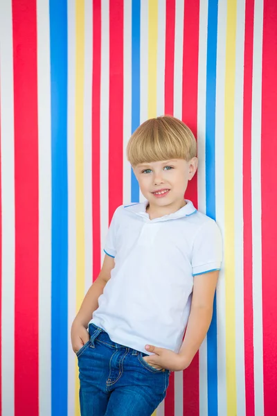 Şirin Çocuk Portre Renkli Arka Plan Üzerinde Kapatın Duvarın Yakınında — Stok fotoğraf