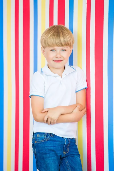 Renkli Arka Plan Üzerinde Çok Güzel Bir Çocuk Duvarın Yanında — Stok fotoğraf