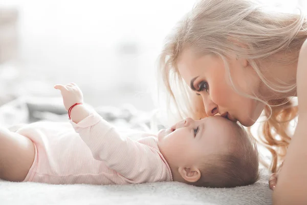 Молодая Мать Заботится Своей Маленькой Девочке Красивая Мама Дочь Спальне — стоковое фото